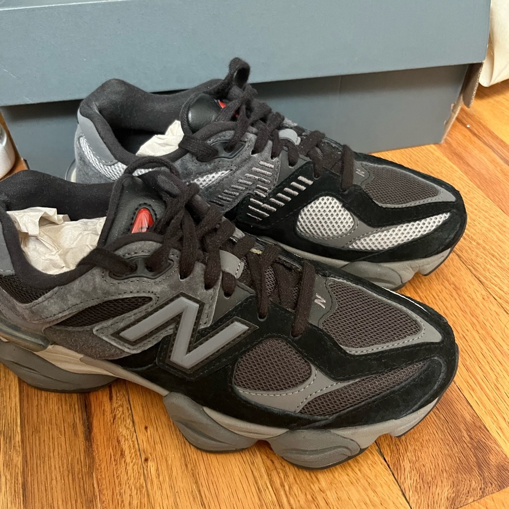 9060 New Balance Black and Gray Sneakers
